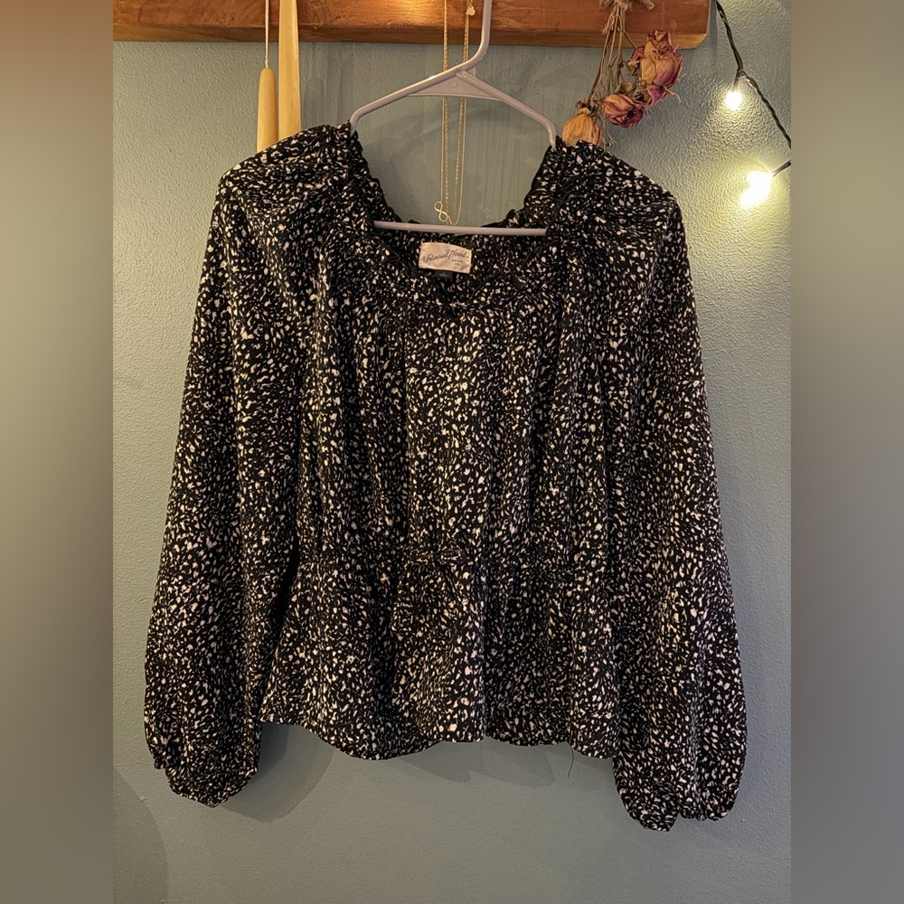 Universal Thread Black and White Blouse